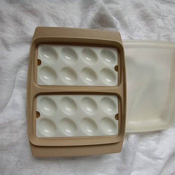 Tupperware deviled egg container. - Picture 4 of 5